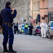 Poliser utanför gymmet där 54-åringen mördades.