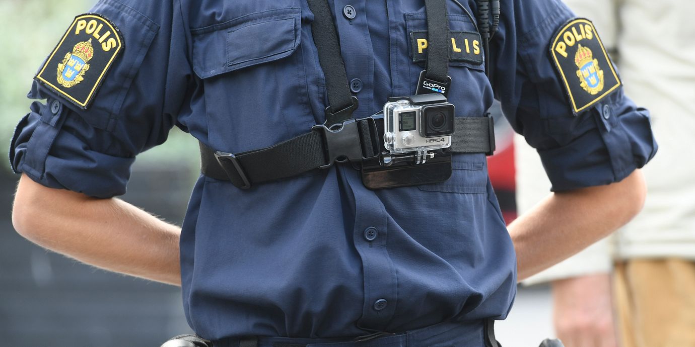 Polis med kroppskamera, arkivbild.