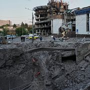 En krater i Kyiv efter ryska attackerna.