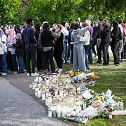 Fagerstabor samlas vid minnesplatsen efter att en 17-årig flicka dödats i en skolattack.