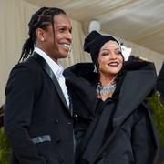 Asap Rocky med sin flickvän Rihanna 2021.