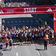 Löparna samlas på Lidingövägen utanför Stockholm Stadion inför start under Stockholm marathon på lördagen.
Foto: Magnus Lejhall/ TT / Kod 10500