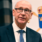 Olof Palme håller tal på Sergels torg 1977 och överåklagre Lennart Guné på en presskonferens 2025.