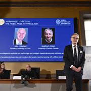 John J Hopfield och Geoffrey E Hinton tilldelas årets Nobelpris i fysik vilket tillkännages vid en presskonferens på Kungliga Vetenskapsakademien. Professor Anders Irbäck förklarar deras arbete, i bakgrunden professor Ellen Moons och  ständig sekreterare Hans Ellergren vid Vetenskapsakademien.