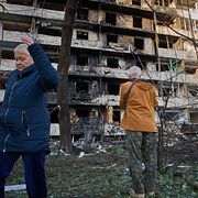 Ryssland fortsätter att attackera Ukraina. På bilden syns människor som tvingats lämna sina hem i huvudstaden Kyjiv på grund av ryska anfall.