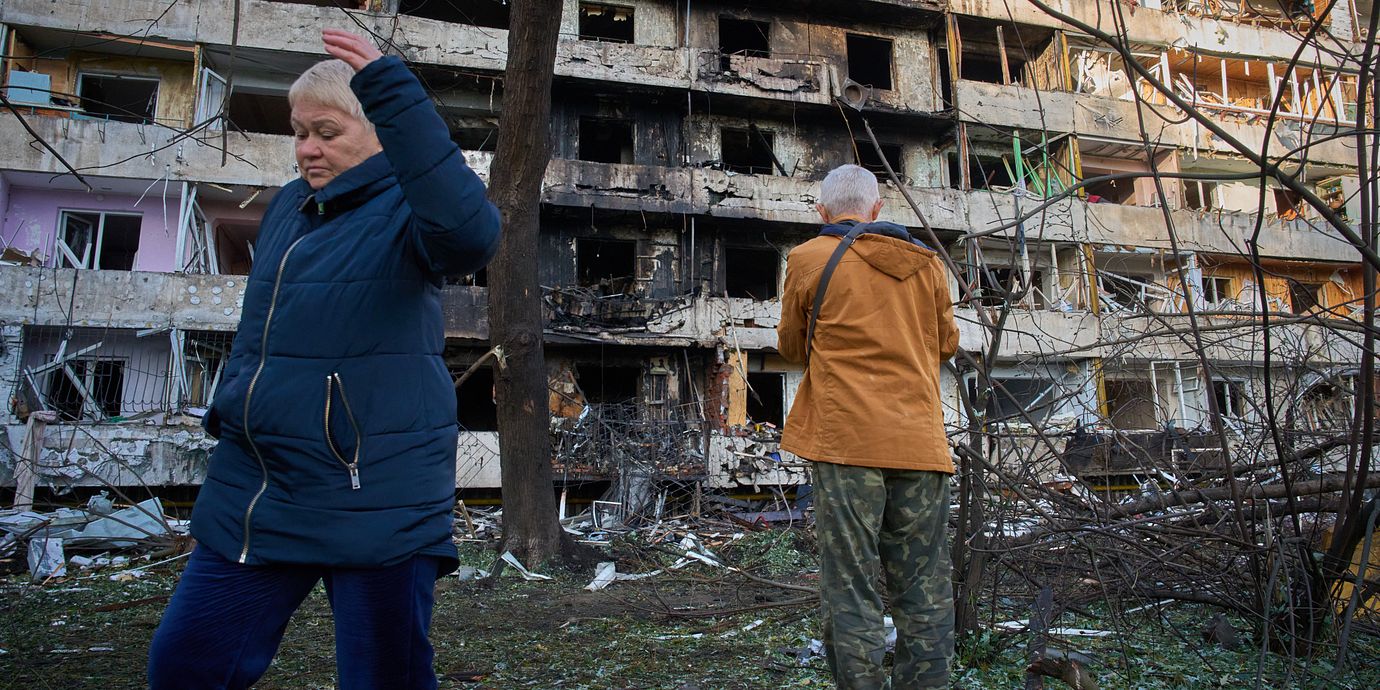 Ryssland fortsätter att attackera Ukraina. På bilden syns människor som tvingats lämna sina hem i huvudstaden Kyjiv på grund av ryska anfall.