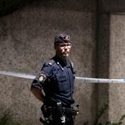 Polis på plats i Bagarmossen efter dödsskjutningen. 