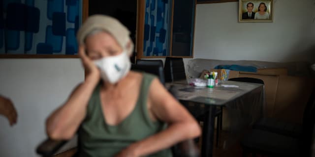 72-åriga Luz Rengifo är sjuk i denguefeber. Rodrigo Abd / AP