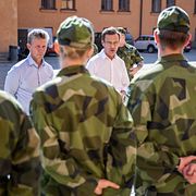 Försvarsminister Pål Jonson (M) och statsminister Ulf Kristersson (M) vid Karlskrona garnison. Arkivbild.