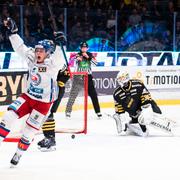 Oskarshamns John Dahlström jublar efter 2-0.