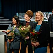 Nooshi Dadgostar (V), Amanda Lind (MP) och Magdalena Andersson (S).