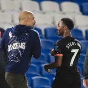 Manchester Citys Raheem Sterling och tränaren Pep Guardiola.