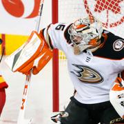 Anaheim Ducks John Gibson i mål och Calgary Flames Tyler Toffoli 