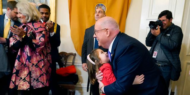 Larry Hogan med barnbarnet Nora. Julio Cortez / AP