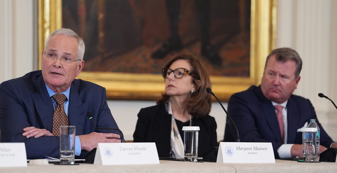 Darren Woods (till vänster), Marathon Petroleums vd Maryann Mannen och Tallgrass vd Matt Sheehy i Vita huset på fredagen.