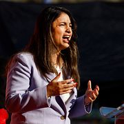 Vänsterpartiets partiledare Nooshi Dadgostar (V) sommartalar på Södermalm i Stockholm på lördagen. 