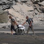 Palestinier med nödhjälp i norra Gaza. 