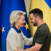 EU-kommissionens ordförande Ursula von der Leyen tillsammans med Ukrainas president Volodymyr Zelenskyj, arkivbild. 