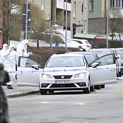 Polisen arbetar på brottsplatsen efter skjutningen.