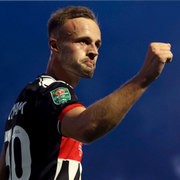 Grimsbys Charles Vernam och tre av klubbens unga supportrar