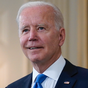 En kvinna får sin vaccinspruta i Indien. USA:s president Joe Biden. 