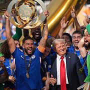 Donald Trump på scenen när Chelseas Reece James lyfte klubblags-VM-pokalen.