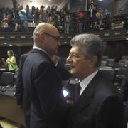 Talmannen Henry Ramos Allup kommer till kammaren.