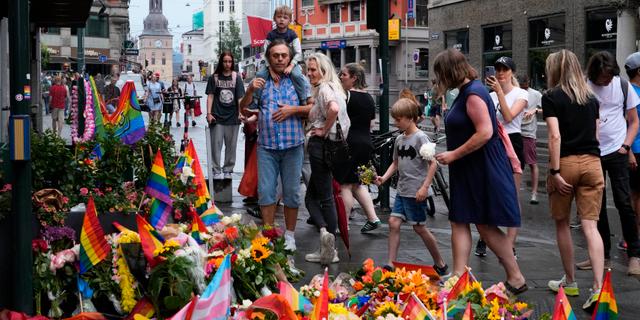 Personer på minnesplatsen efter dådet i Oslo. Sergei Grits / AP