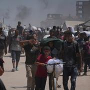 Palestinier bär säckar med mjöl den 27 juli.