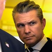 Pete Hegseth bakom Donald Trump.