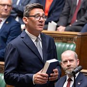 Andy Burnham svärs in som parlamentsledamot 22 juni 2026. Foto från House of Commons via AP.