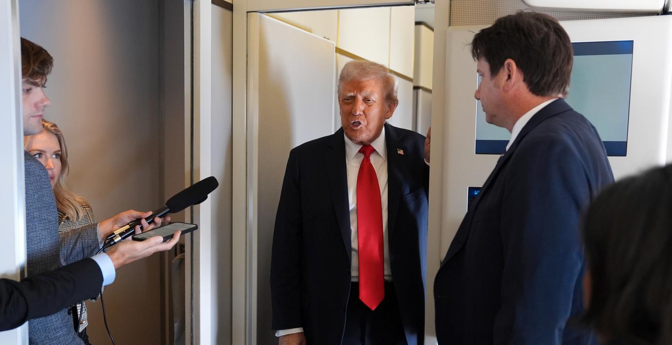 Trump ombord på Air Force One till London. 