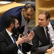 Rashid Farivar (SD), Arin Karapet (M) och Markus Wiechel (SD) under en debatt i riksdagen 2022.