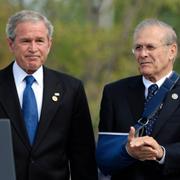 George W Bush tillsammans med Donald Rumsfeld. Arkivbild.