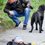 Teknisk undersökning på platsen där skottlossningen ägde rum.