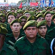 Soldater demonstrerar till stöd för ex-presidenten Raúl Castro som åtalas av USA.