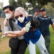 Skadad kvinna under protesterna i Los Angeles.