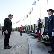 Macron framför de fallna soldaternas monument i Seoul.