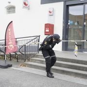 Polis arbetar i Kongsberg dagen efter attacken.