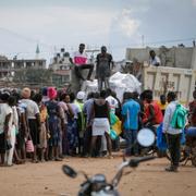 Människor väntar på mat i Mubende i Uganda. Området omfattas av reserestriktioner som ett sätt att stoppa ebolaspridningen.