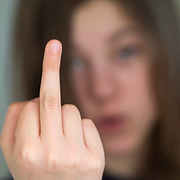 Till vänster en övervakningskamera. Till höger en ung kvinna som uttrycker sitt missnöje. Bilderna är tagna i ett annat sammanhang än det  texten handlar om.