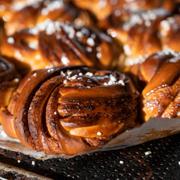 Kanelbulle. Illustrationsbild.