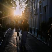 Turister tar bilder en varm dag i stadsdelen Plaka i Aten, 15 juli.