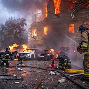 Räddningsarbetare vid Ukrainas nationella vetenskapsakademi på måndagen.