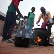 Människor i Khartoum lagar mat.