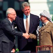 Israels premiärminister Yitzhak Rabin skakar hand med den palestinske ledaren Yasir Arafat efter att de skrivit på det första Osloavtalet, 1993. Norge, och till viss del USA med president Bill Clinton i spetsen, var delaktiga i förhandlingarna som ledde fram till avtalet.