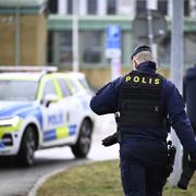 Polis runt Komvux campus Risbergska dagen efter skolskjutningen på Risbergska skolan i Örebro.