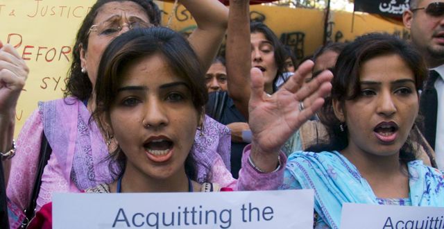 Från en tidigare demonstration mot det utbredda våldet mot kvinnor i Pakistan. Personerna på bilden har ingen koppling till det aktuella fallet. Arkiv. Fareed Khan / TT / NTB Scanpix
