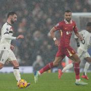 Manchester Uniteds Bruno Fernandes och Liverpools Cody Gakpo under matchen. 