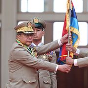 Min Aung Hlaing som överlämnar ledarflaggan för militären till Ye Win Oo.